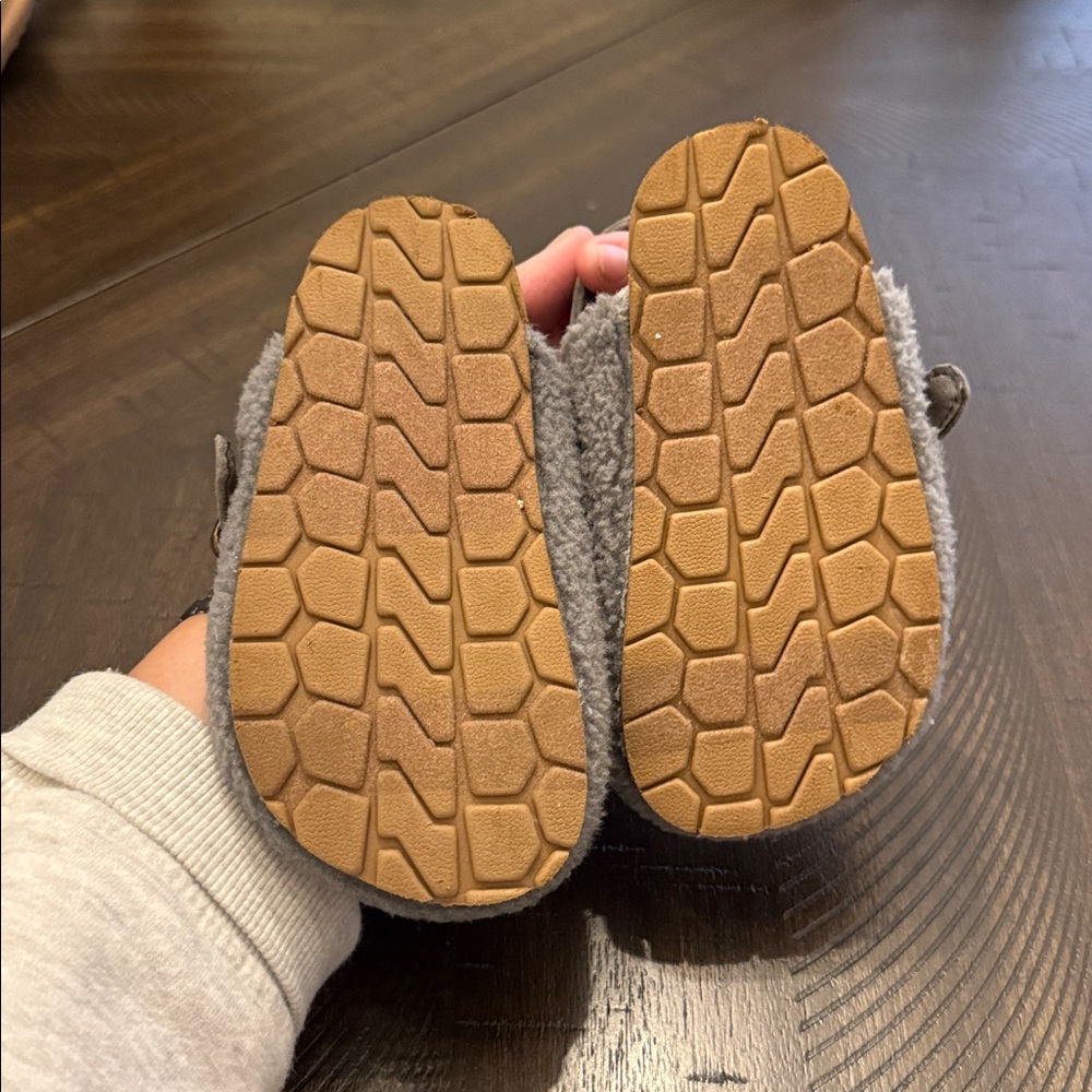 GAP Toddler Gray Fuzzy Clogs - 7-8C - Picture 3 of 3